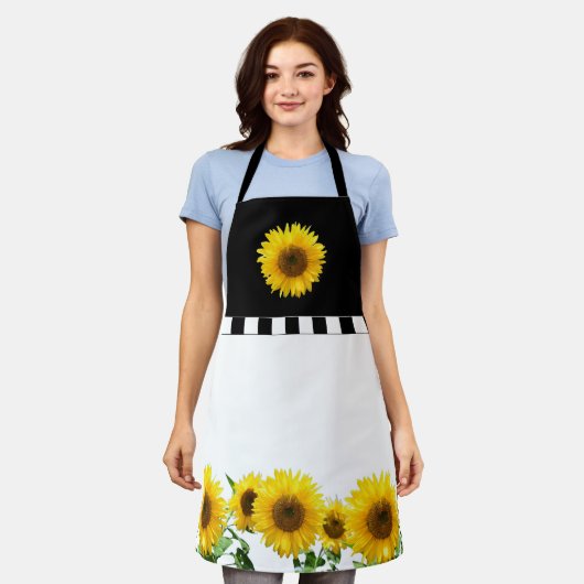 Zonnebloemen op zwarte en witte pron schort (Gedragen)