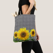 Zonnebloemen op zwarte en witte schaakpatronen can tote bag (Dichtbij)