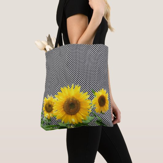 Zonnebloemen op zwarte en witte schaakpatronen can tote bag (Dichtbij)
