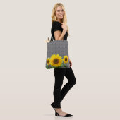 Zonnebloemen op zwarte en witte schaakpatronen can tote bag (Op model)