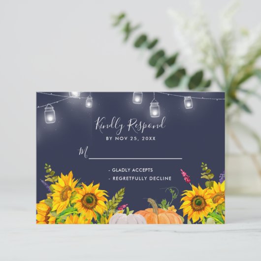 Zonnebloemen pompoen string lichten rustieke bruil RSVP kaartje (Staand voorkant)