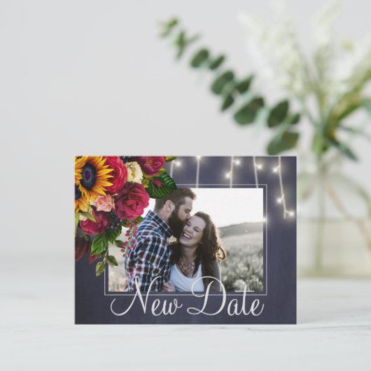 Zonnebloemen rozen verplaatste nieuwe datum bruilo aankondigingskaart (Staand voorkant)