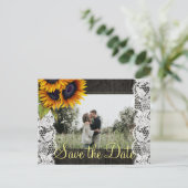 Zonnebloemen rustieke schuur hout opslaan de datum aankondigingskaart (Staand voorkant)