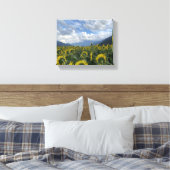 Zonnebloemen tegen bergachtergrond canvas afdruk (Insitu (Slaapkamer))