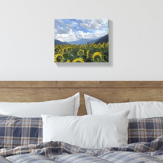 Zonnebloemen tegen bergachtergrond canvas afdruk (Insitu (Slaapkamer))