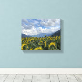 Zonnebloemen tegen bergachtergrond canvas afdruk (Insitu (Houten vloer))
