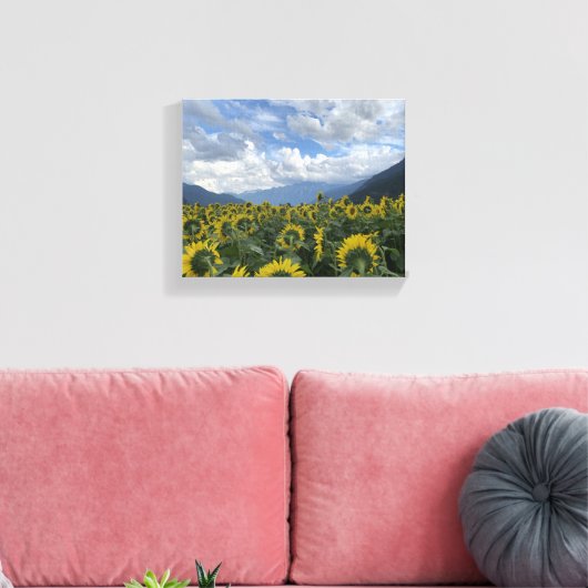 Zonnebloemen tegen bergachtergrond canvas afdruk (Insitu (Woonkamer))
