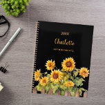 Zonnebloemen zwart 2025 planner<br><div class="desc">Omarm uw organisatorische vaardigheden met onze gepersonaliseerde Zonnebloementuin Spiraal Planner. Perfect om op je schema te blijven met een vleugje rustieke charme, deze planner combineert functionaliteit met een mooi en gepersonaliseerd ontwerp. Elegante zwarte achtergrond: De verfijnde zwarte achtergrond zorgt voor een opvallend contrast, waardoor de levendige waterverf zonnebloemen en rustieke...</div>