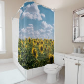 Zonnebloemenveld onder blauwe hemel met wolken douchegordijn (In situ)