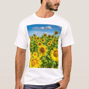 Zonnebloemenveld, zonnige zomerdag. t-shirt