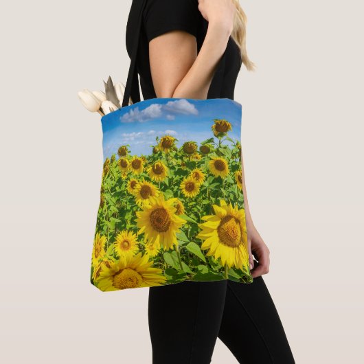 Zonnebloemenveld, zonnige zomerdag. tote bag (Dichtbij)