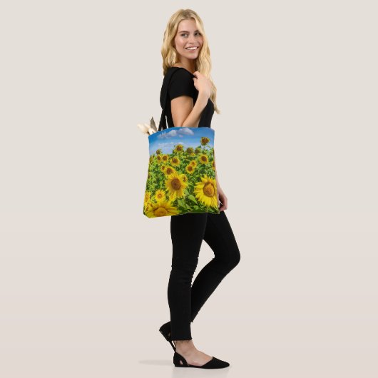 Zonnebloemenveld, zonnige zomerdag. tote bag (Op model)