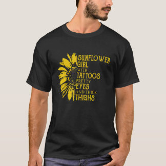 Zonnebloemmeisje met Tattoos  ogen en dik T-shirt