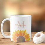 Zonnebloemmonogram Koffiemok<br><div class="desc">Deze bloemige mok is versierd met een zonnebloem met een gele waterverf en een monogram in stijlvolle typografie. Gemakkelijk aan te passen. Originele Waterverf © Michele Davies.</div>