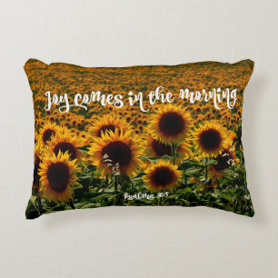 Zonnebloemveld met Joy Bible Verse Decoratief Kussen