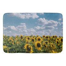 Zonnebloemveld onder blauwe lucht met wolken