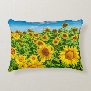 Zonnebloemveld op zomerzonnige dag. Picturesque l Accent Kussen