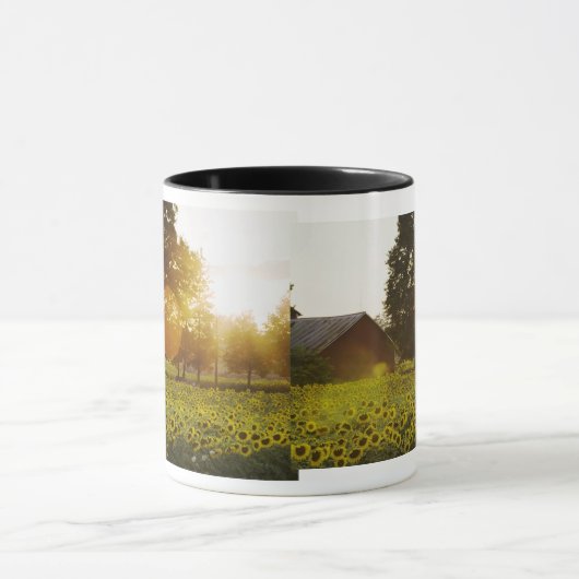 Zonnebloemveld op zonsondergang met een schuur mok (Midden)