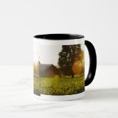 Zonnebloemveld op zonsondergang met een schuur mok (Voorkant rechts)