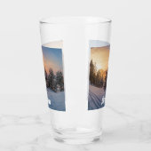 Zonnebrand in het bevroren sneeuwbos nabij zee glas (Links)