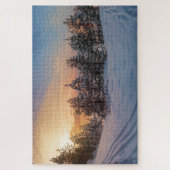 Zonnebrand in het bevroren sneeuwbos nabij zee legpuzzel (Verticaal)