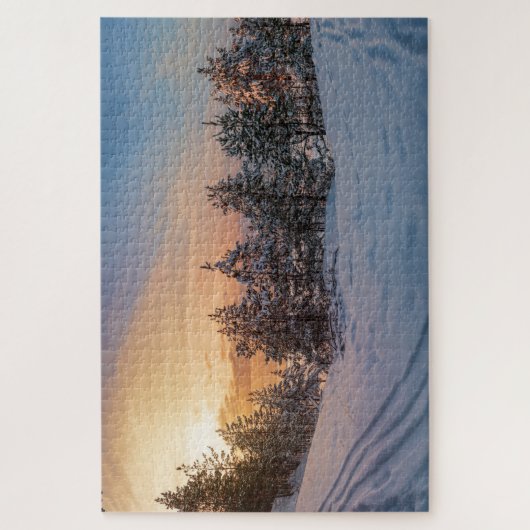 Zonnebrand in het bevroren sneeuwbos nabij zee legpuzzel (Verticaal)