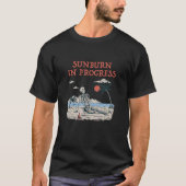 Zonnebrand in het voortschrijdend zonnebaden in de t-shirt (Voorkant)