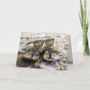 Zonnebril en sandalen voor pensioen bij branding kaart
