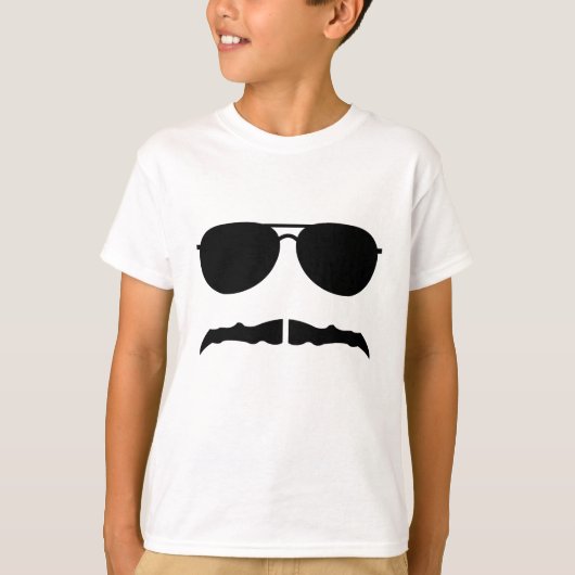 zonnebril en " trap " t-shirt (Voorkant)