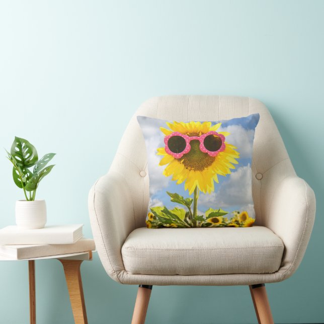 Zonnebril op een zonnebloem kussen (Stoel)