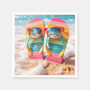 Zonnebril op slippers in strandzand servet