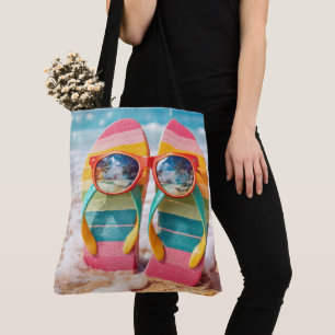 Zonnebril op slippers in strandzand tote bag
