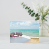 Zonnebrillen bij strand briefkaart (Staand voorkant)