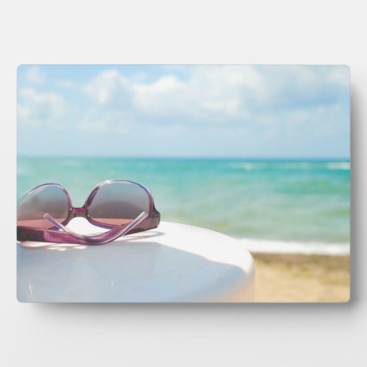 Zonnebrillen bij strand fotoplaat (voorkant)