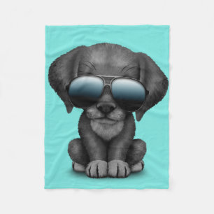 Zonnebrillen met een zwarte puppy fleece deken
