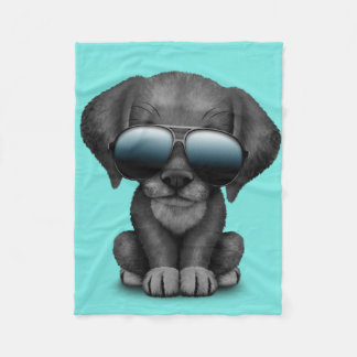 Zonnebrillen met een zwarte puppy fleece deken