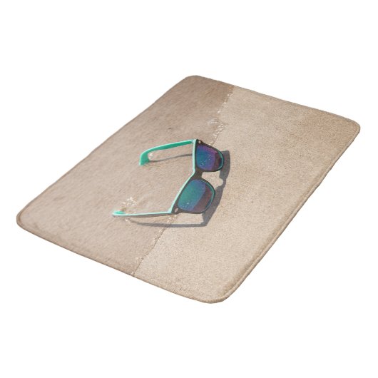 Zonnebrillen op de strand badmat (Gekanteld)