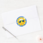 Zonnebrillen op gele zon in de lucht, met citaat ronde sticker (Envelop)
