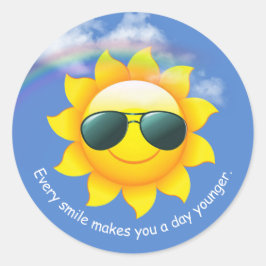 Zonnebrillen op gele zon in de lucht, met citaat ronde sticker