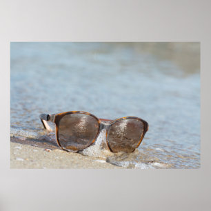 Zonnebrillen op het strand poster