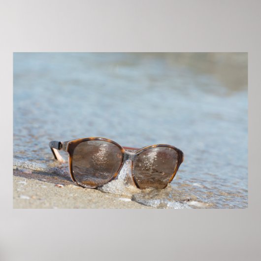 Zonnebrillen op het strand poster (Voorkant)