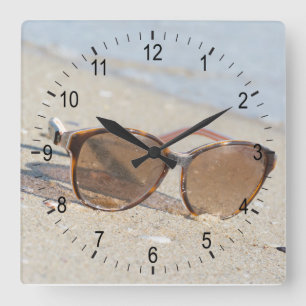 Zonnebrillen op het strand vierkante klok