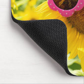 Zonnebrillen op zonnebloemen muismat (Hoek)