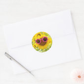 Zonnebrillen op zonnebloemen ronde sticker (Envelop)