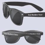 Zonnebrillen voor speciale bedrijfsnaam<br><div class="desc">Voeg uw bedrijfsnaam,  website of tekst toe om beide zijden aan te passen in een modern typografisch lettertype. Geweldig voor medewerkers uniformen,  feesten en bedrijfsevenementen,  of als show van de handel en product lancering promotionele giveaways.</div>