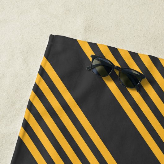 Zonnegeel en houtskool met vijf strippen strandlaken (In situ)