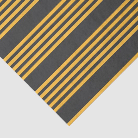 Zonnegeel en houtskool met vijf strippen tissuepapier (Detail)