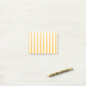 Zonnegele en witte strepen van snoep post-it® notes (Op bureau)