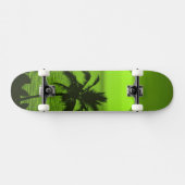 Zonnegroene tropicepenpalmstrand instellen persoonlijk skateboard (Horizontaal)