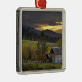 Zonnehemel boven wijngaarden en historische kajuit metalen ornament (Rechts)